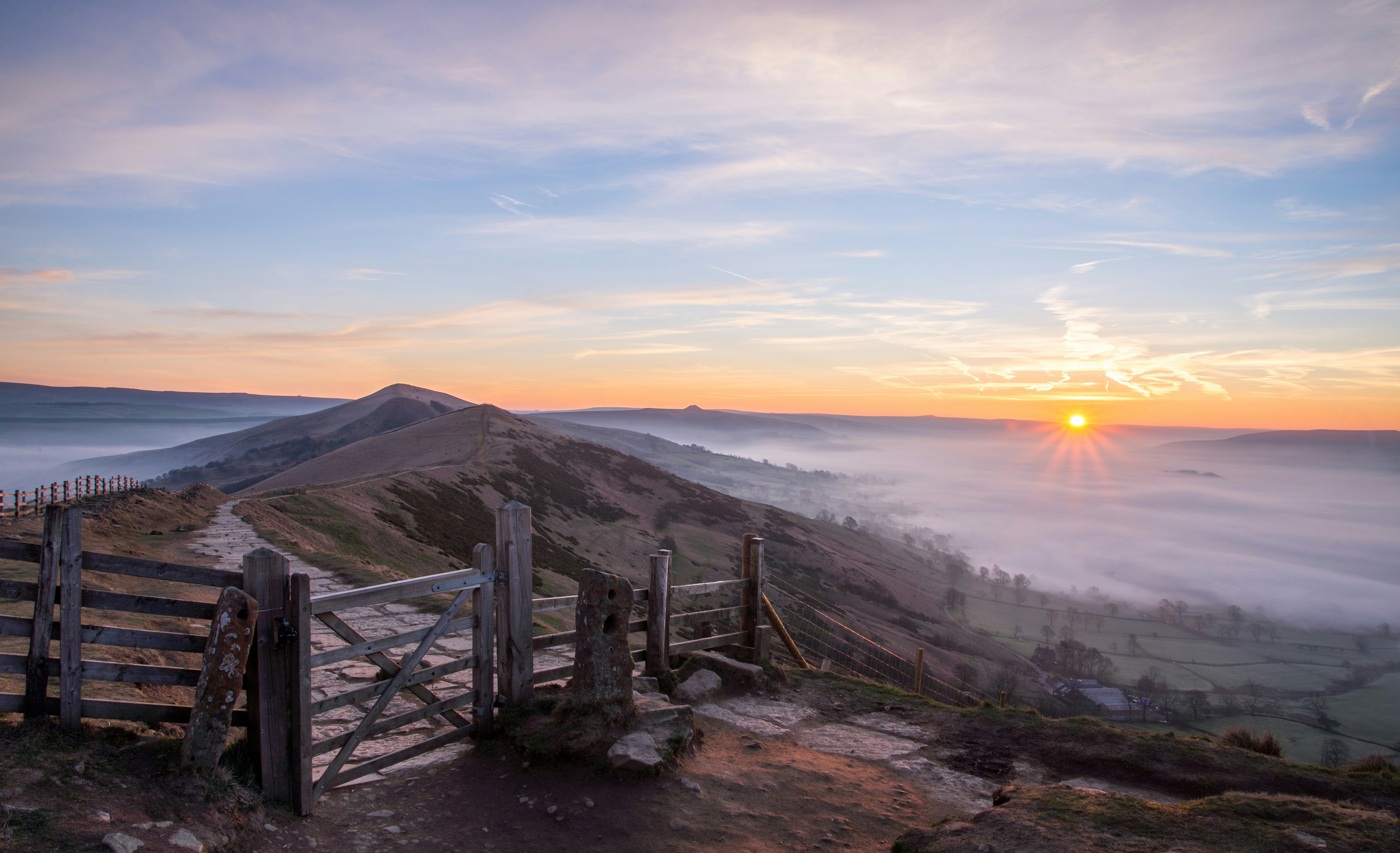 Luftbild des Berges in der Nähe des Gewässers