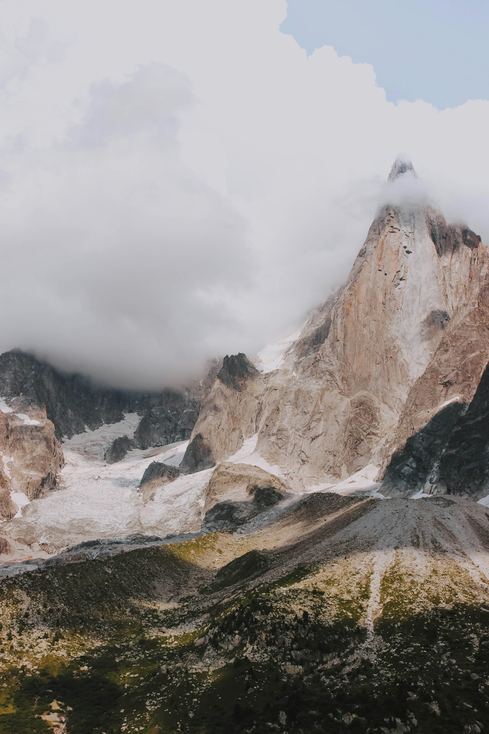 霧に覆われた山