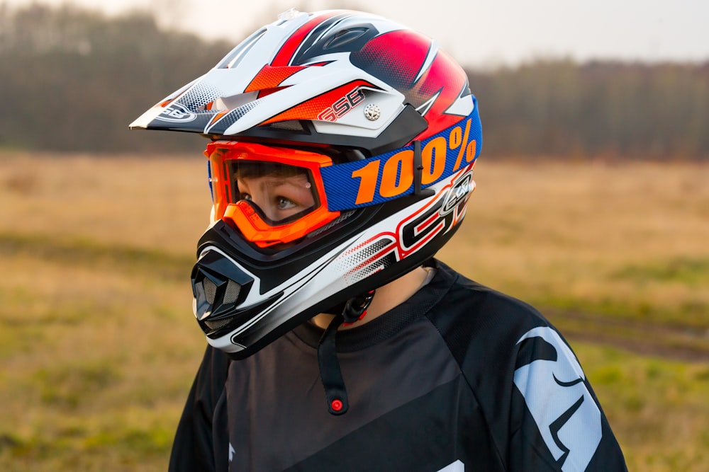 Mann mit mehrfarbigem Motorradhelm