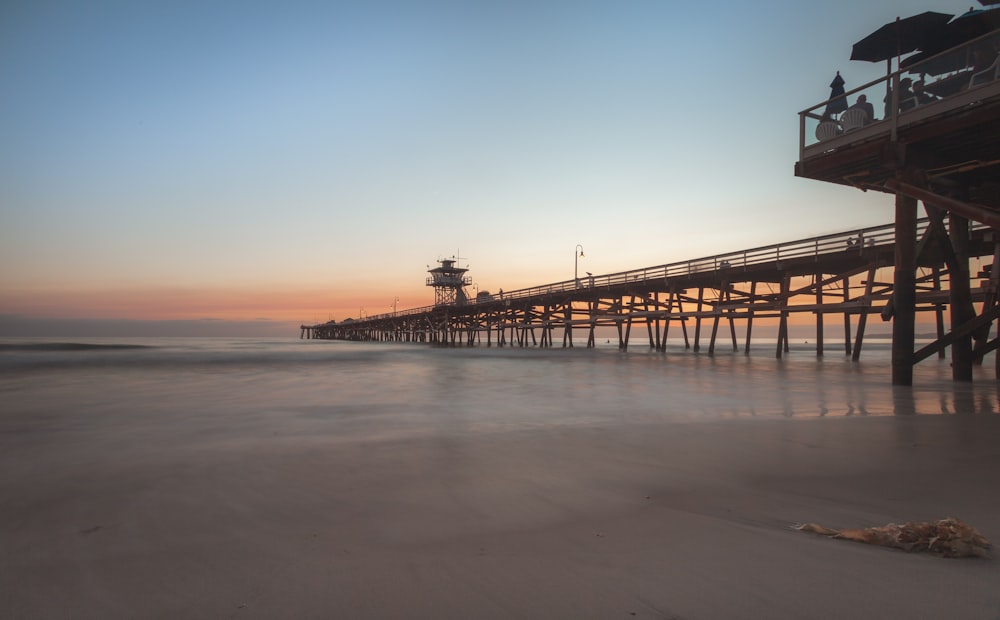 Promenade de plage en bois marron