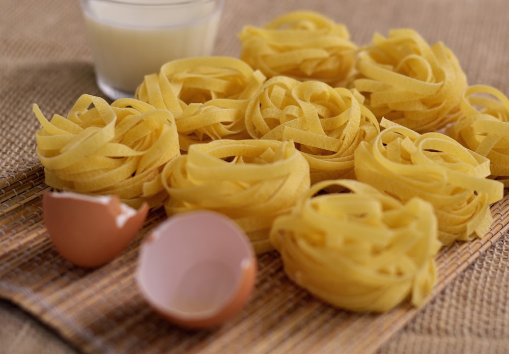 Macarrão no tapete de mesa de bambu