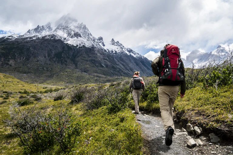 Excursionista con mochila en la montaña