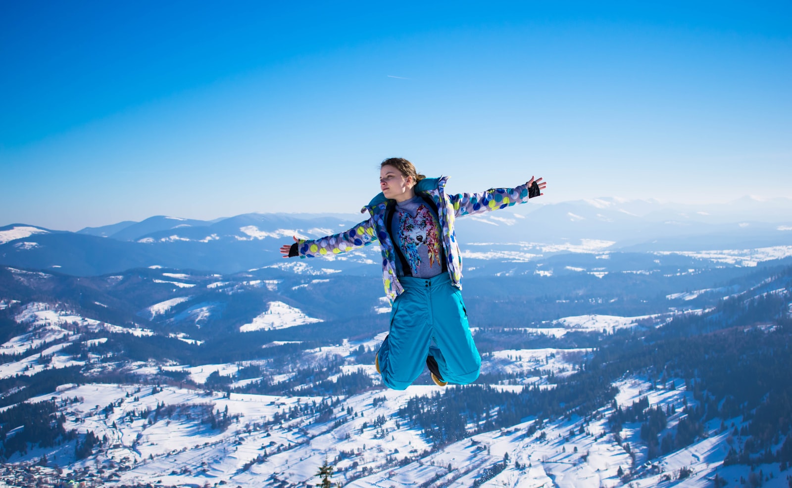 Nikon D5600 + Nikon AF-S DX Nikkor 18-55mm F3.5-5.6G II sample photo. Woman doing sky diving photography