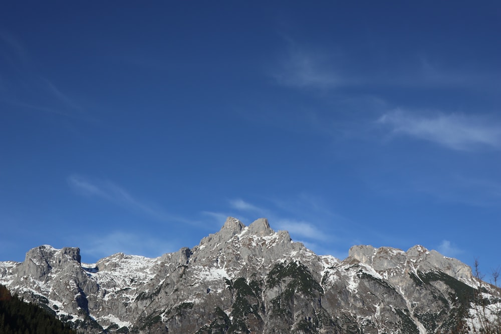 montanha sob o céu azul