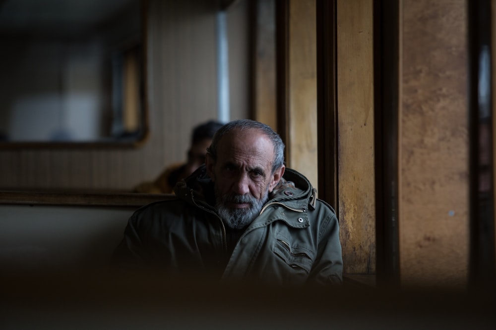 uomo seduto all'interno dell'edificio