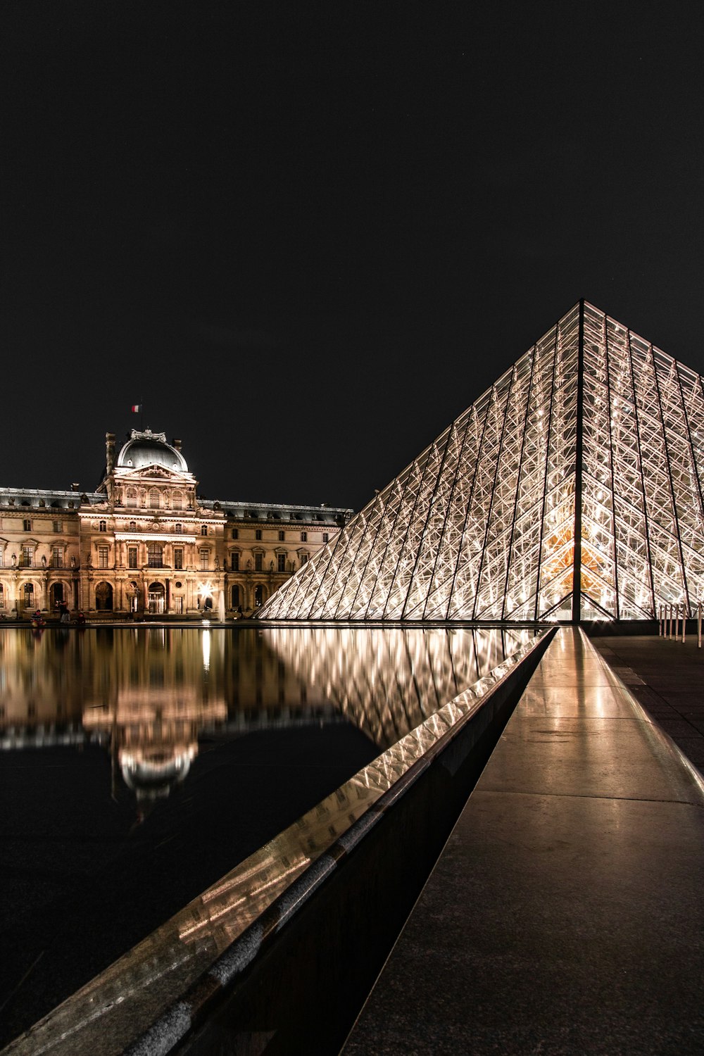 Construction de verre pendant la nuit