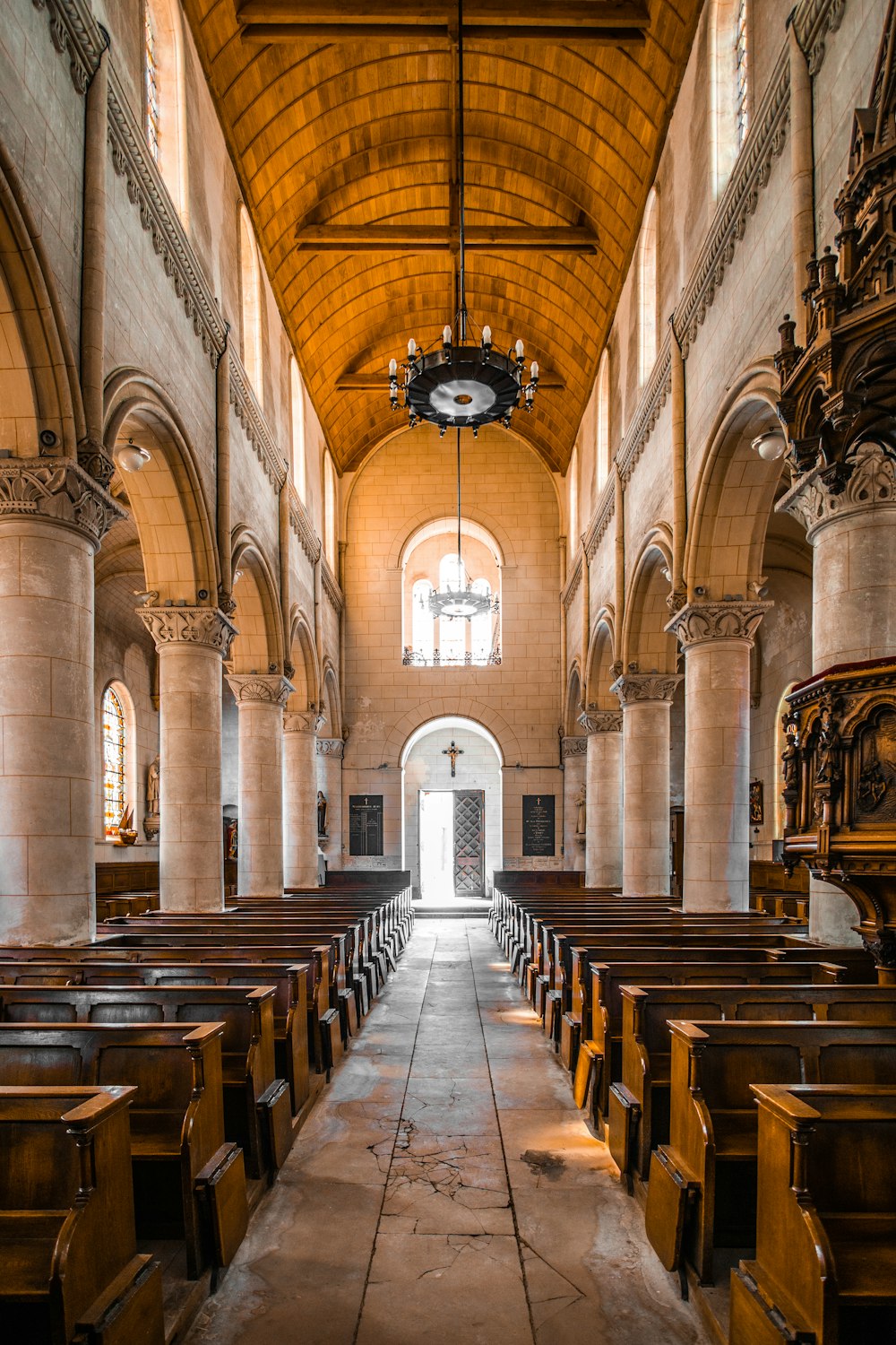 interior bege e marrom da catedral