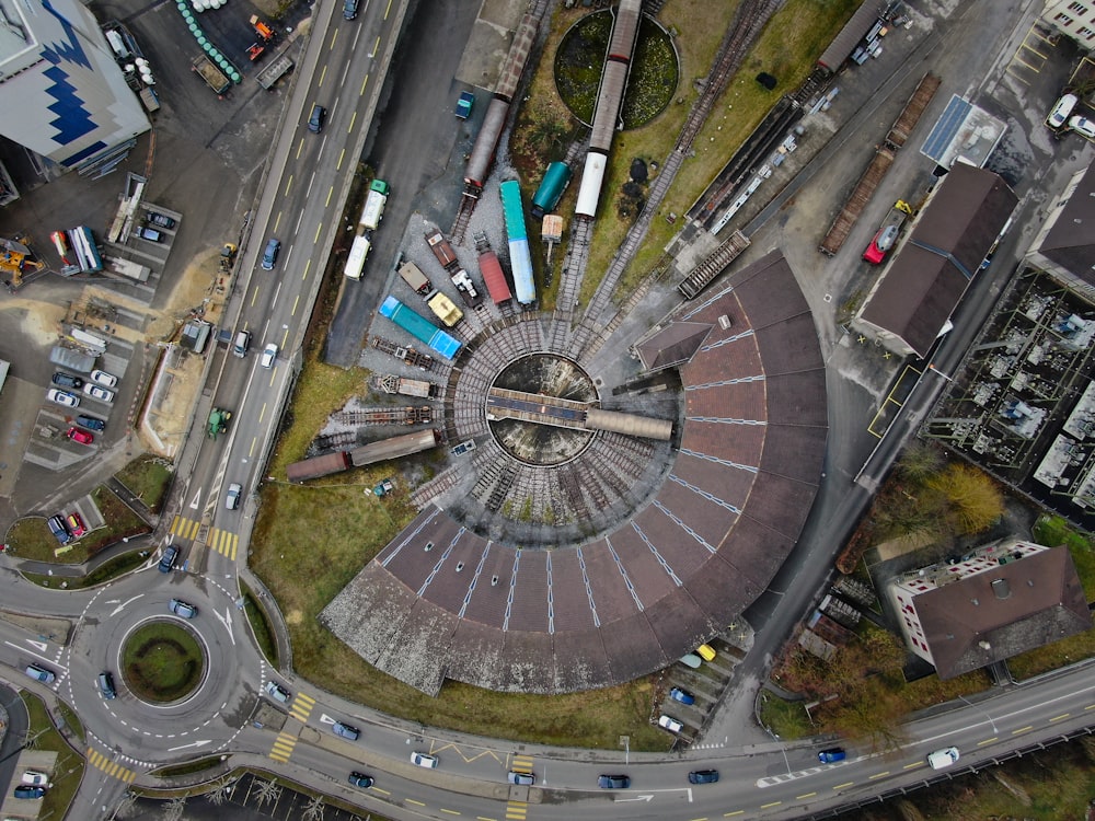 fotografia aérea de edifícios de concreto e ponte