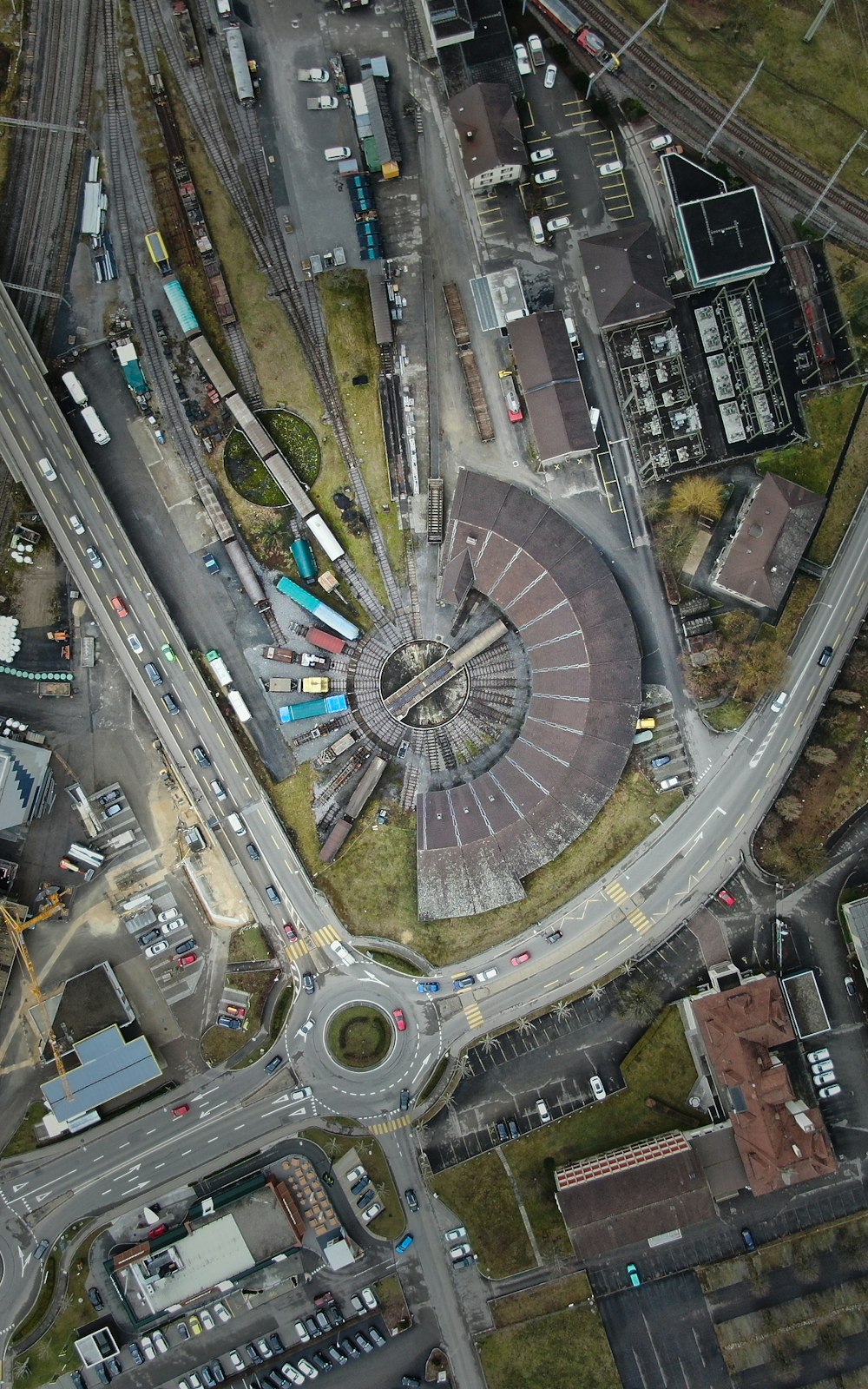 fotografia aérea de edifícios, veículos e estradas durante o dia