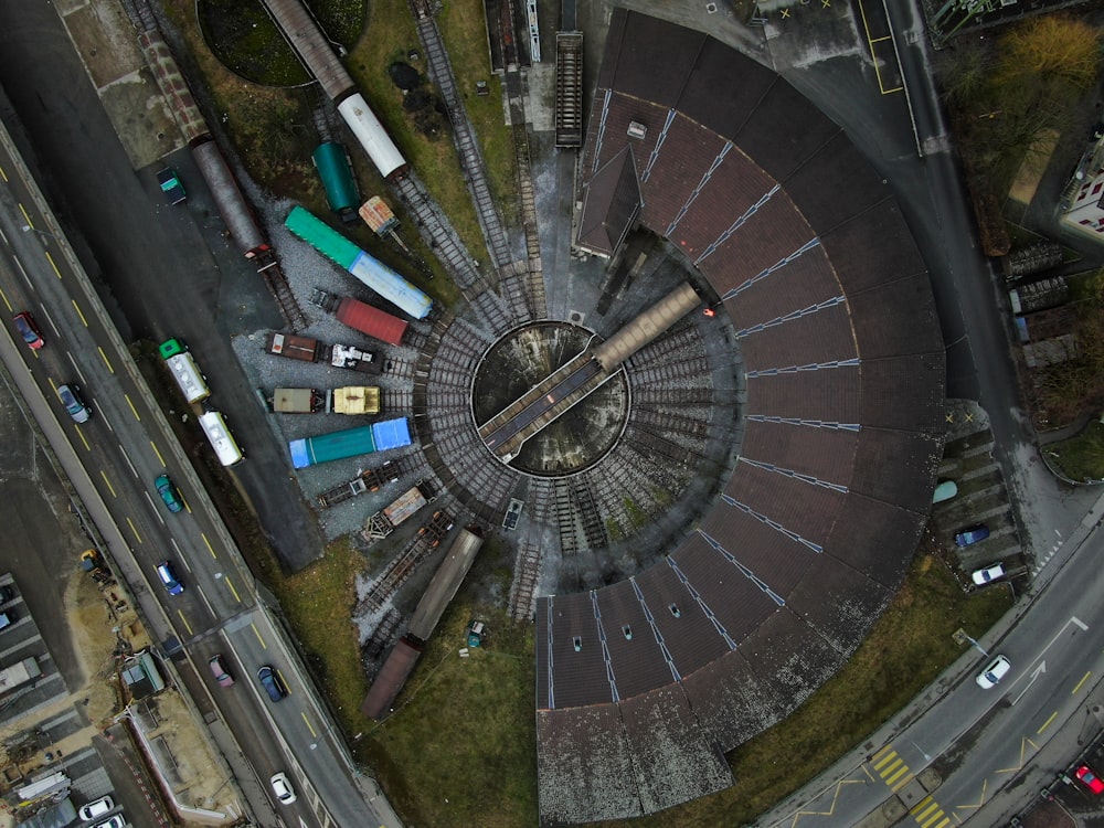 Luftaufnahmen von geparkten Fahrzeugen auf der Station während des Tages