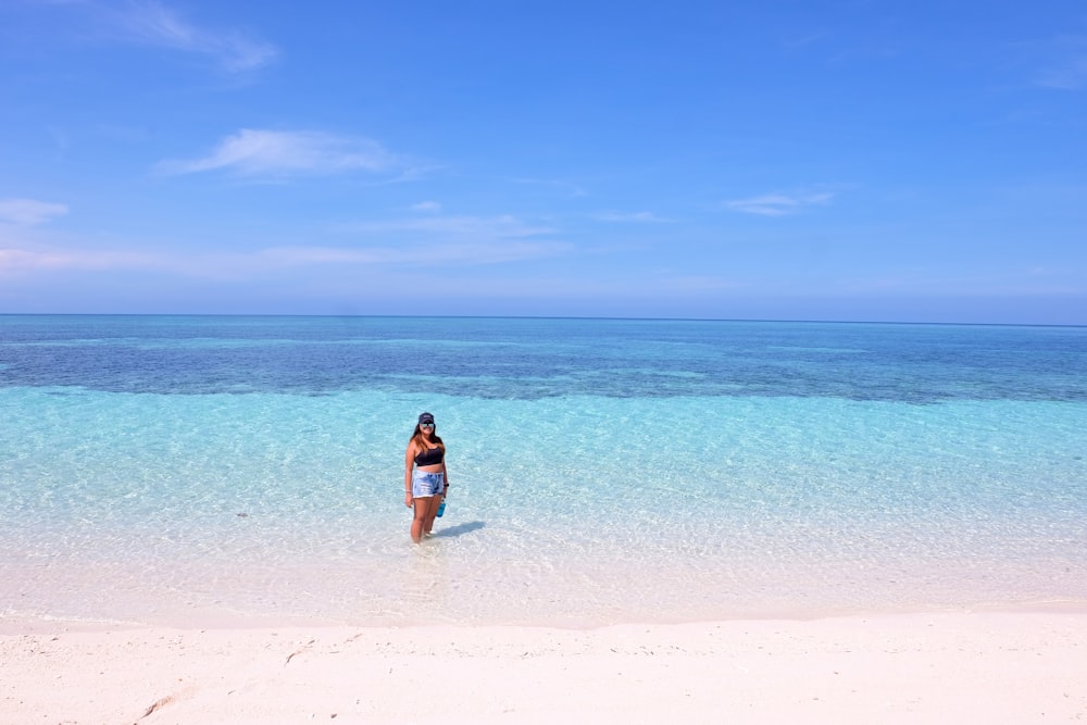 femme debout sur le rivage pendant la journée