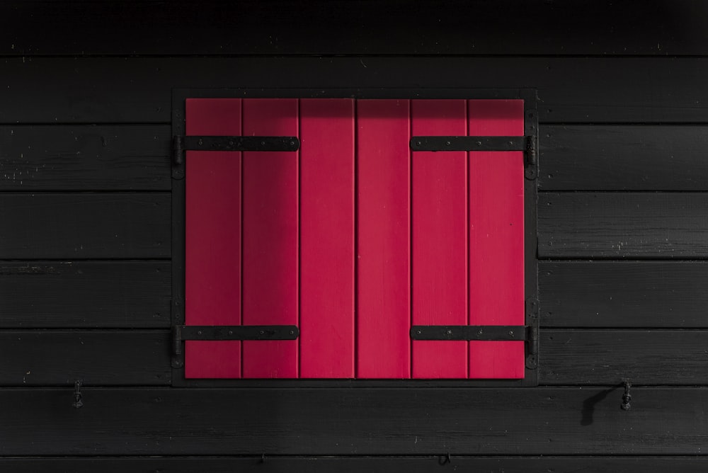 ventana de madera roja y negra