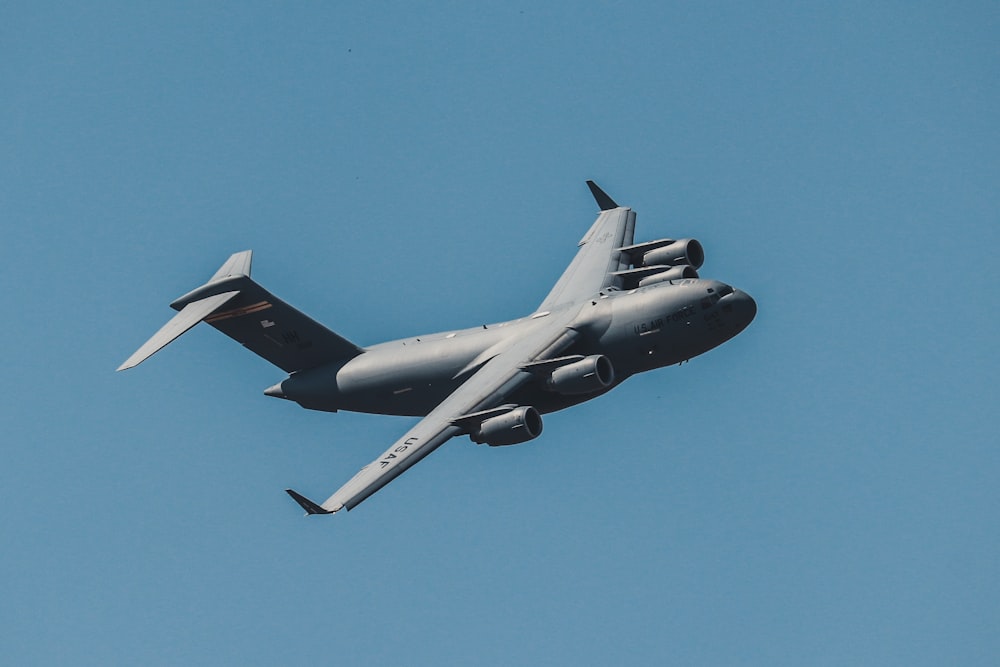 avião prestes a voar durante o dia