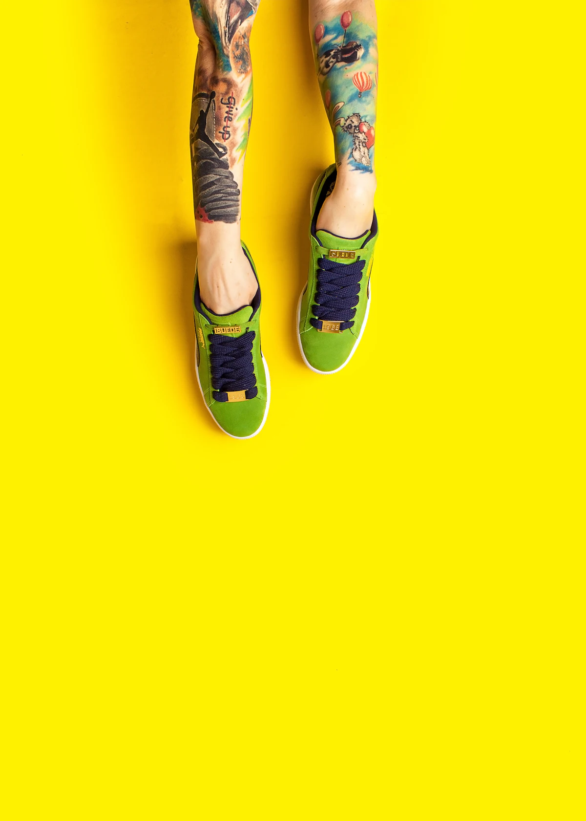 Zielone niskie sneakersy na nogach (zdjęcie ilustracyjne)