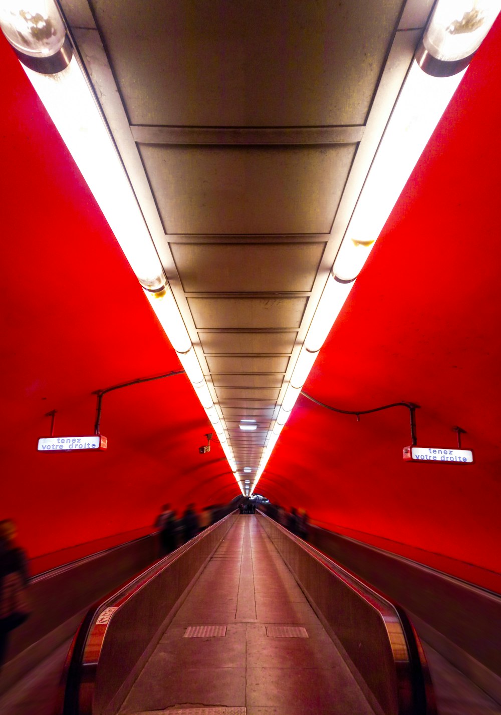 Groupe de personnes roulant sur l’escalator