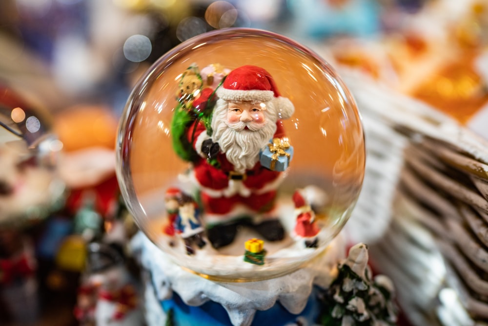 Selektive Fokusfotografie des Weihnachtsmann-Schneehandschuhs