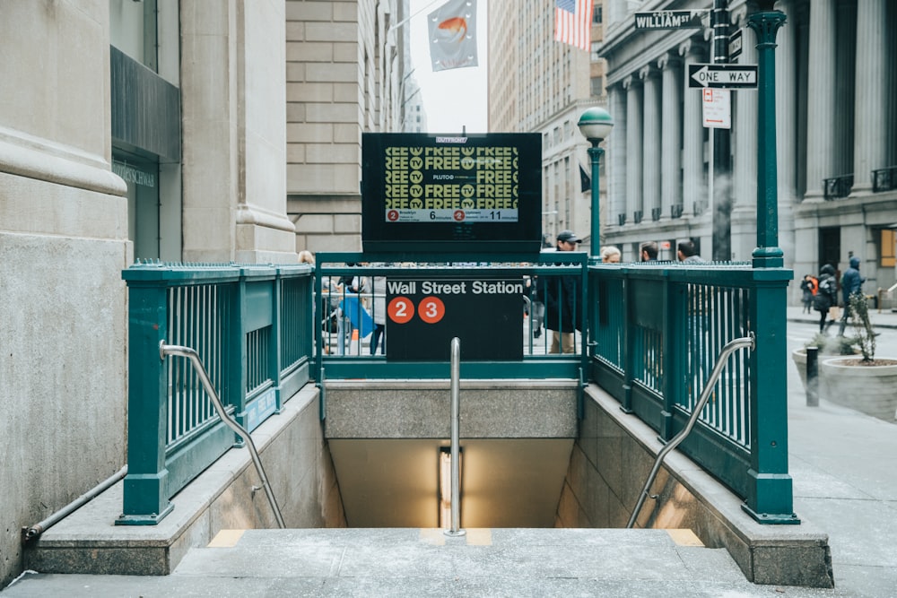 Barandilla y escaleras de metal verde