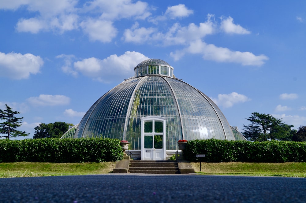 Bâtiment en forme de dôme de verre bleu près d’un plan d’eau