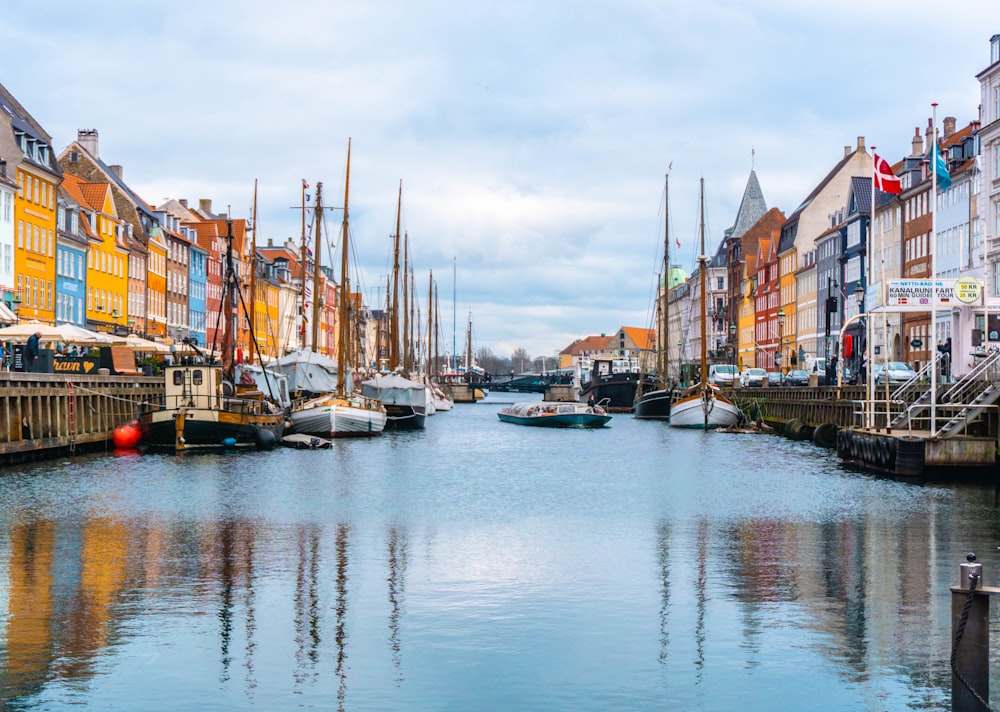 barcos no canal em Dinamarca durante o dia