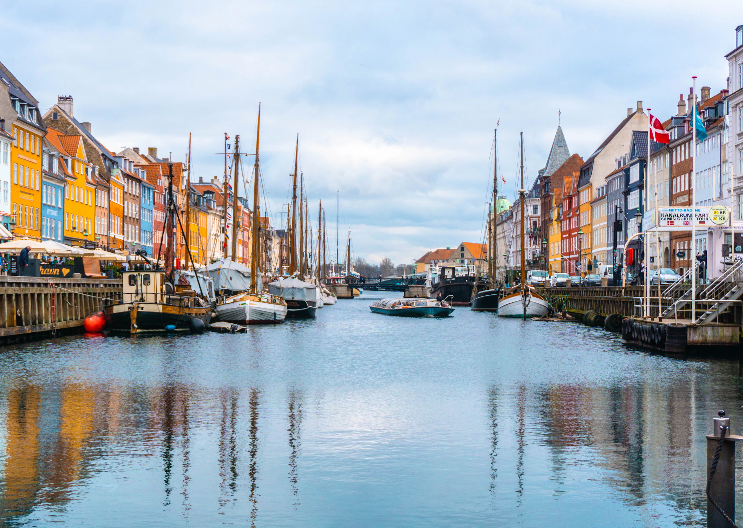 Kanal Copenhagen dengan perahu kayu, Denmark.