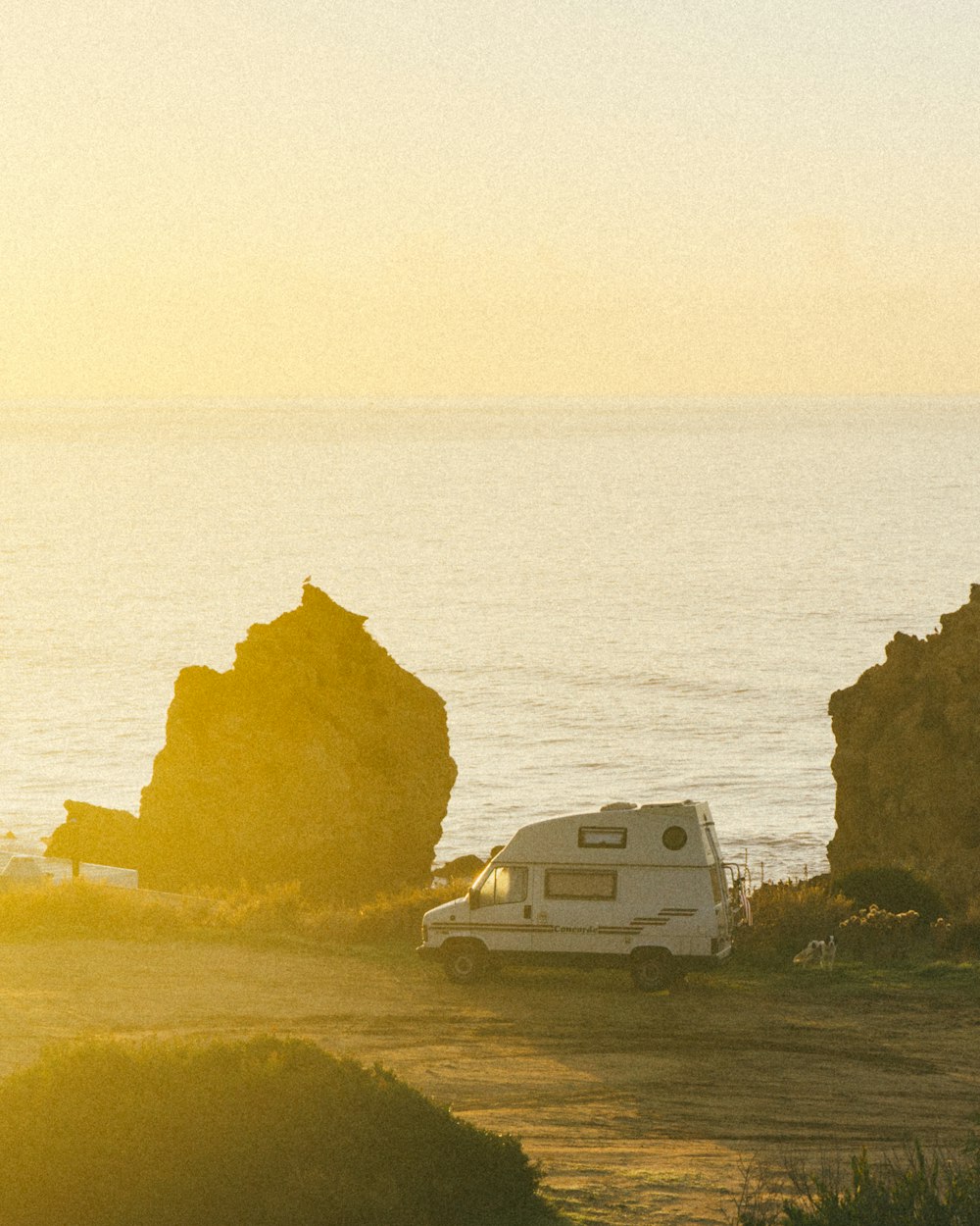 camping-car blanc près de la falaise pendant la journée