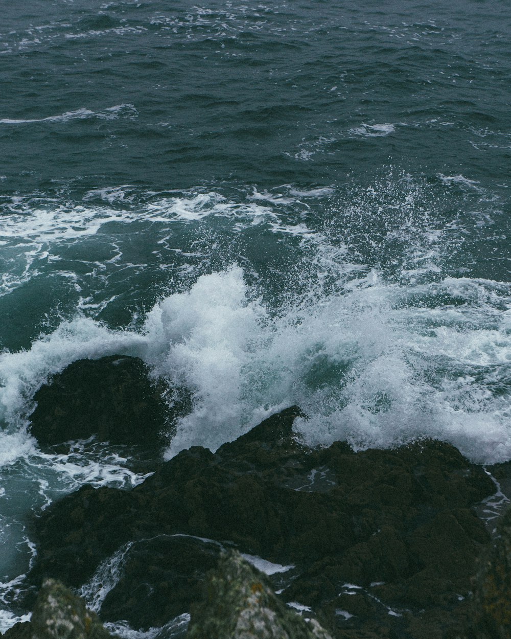 sea waves during daytime