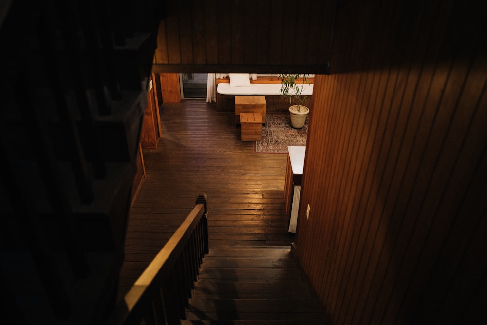 Escaleras de madera marrón dentro de la casa