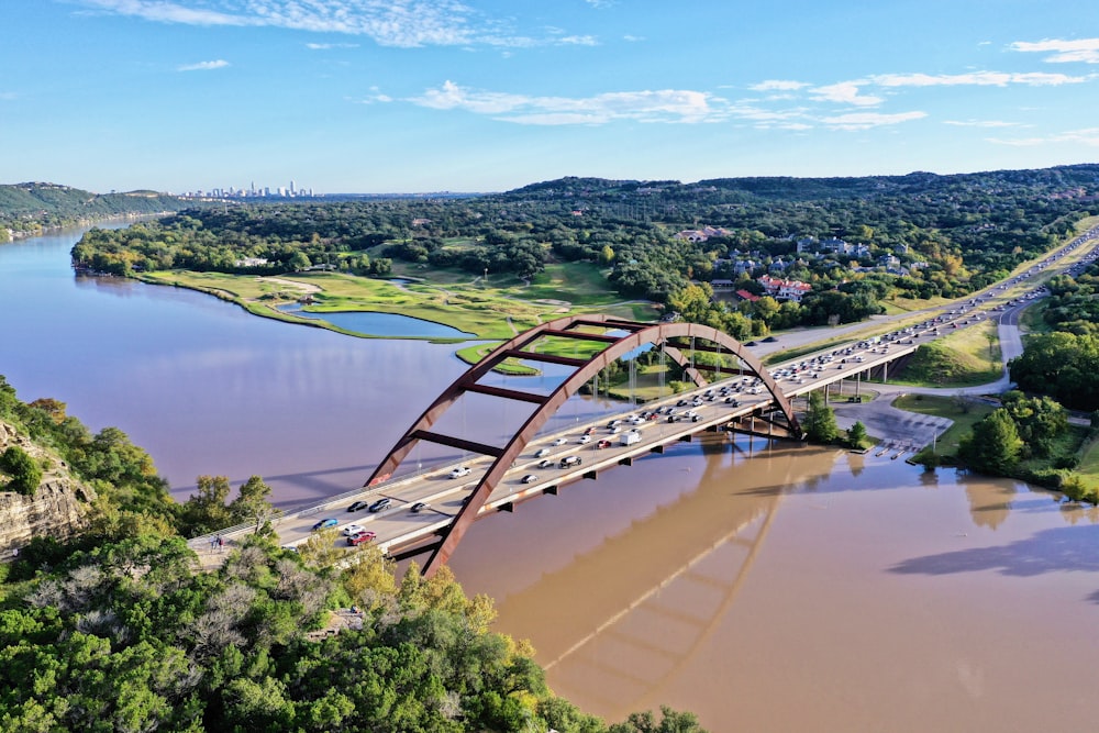 Coches que pasan por el puente durante el día