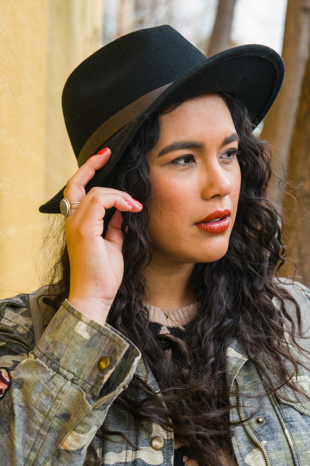 mujer tocando sombrero