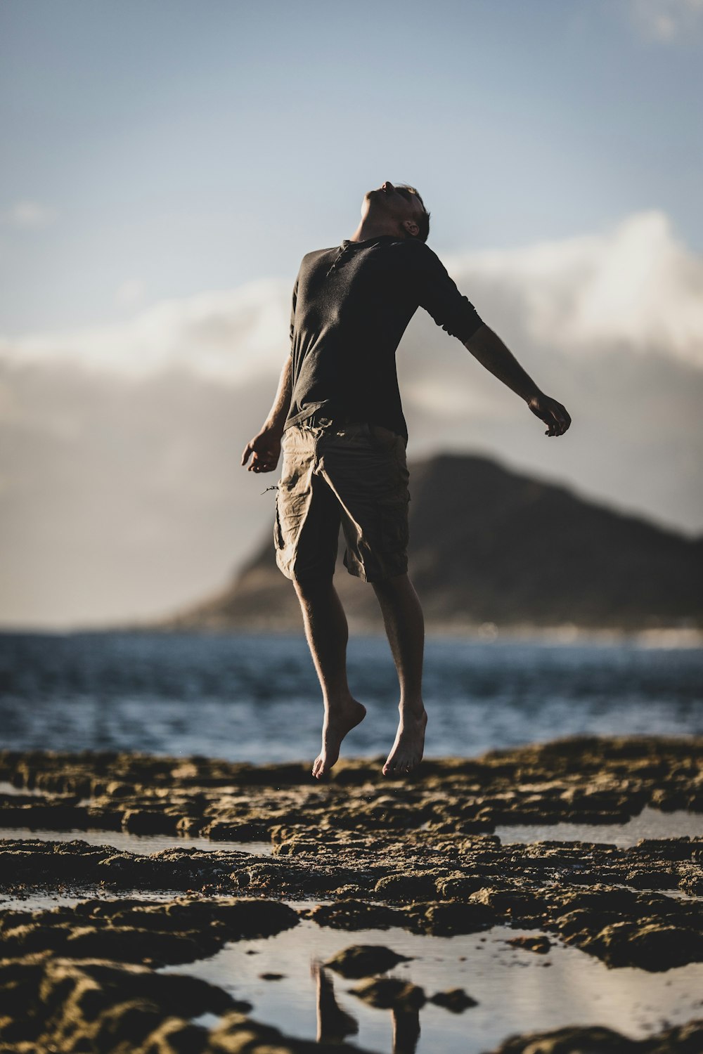 uomo in piedi vicino alla riva del mare