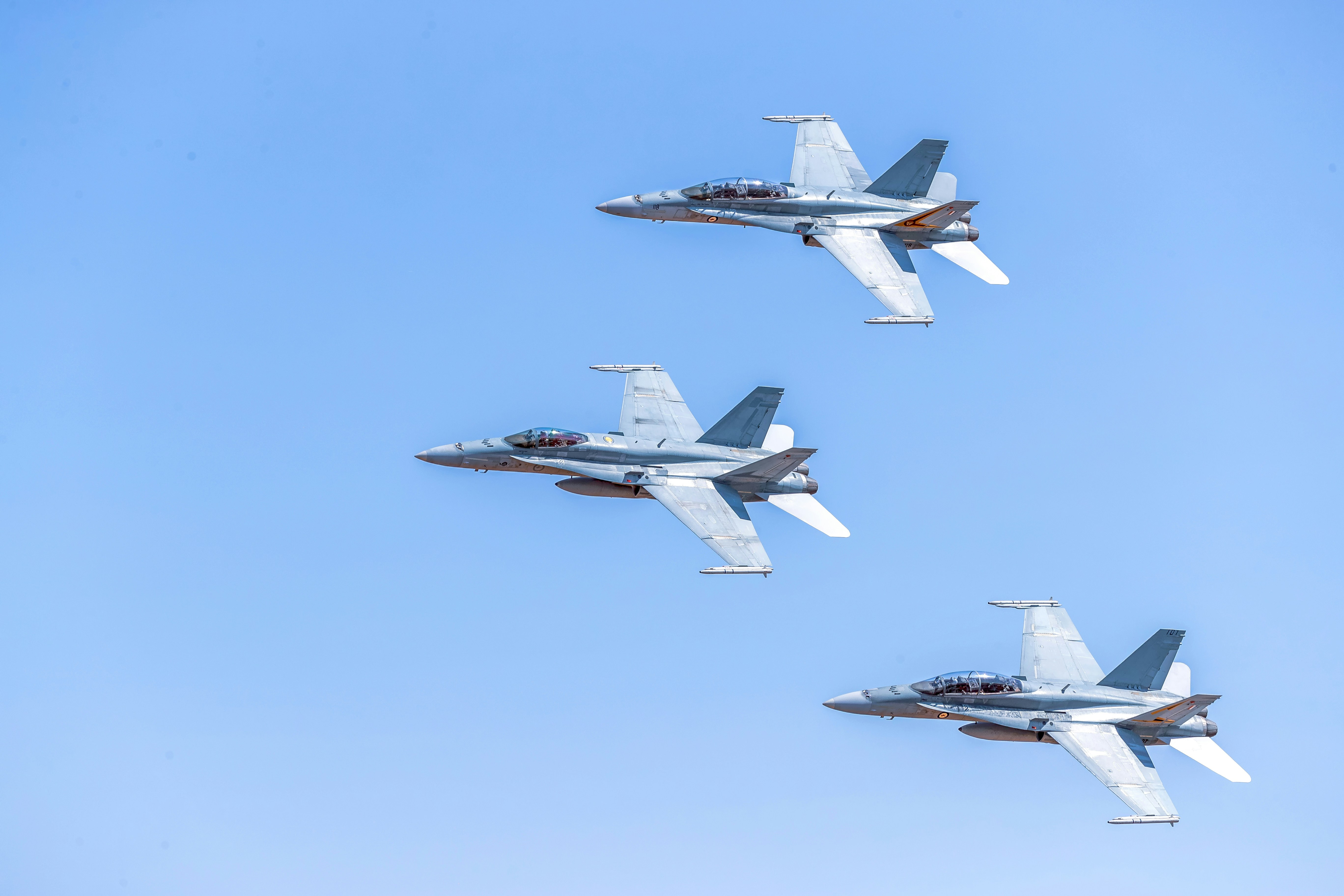 Beschreibung des Fotografen: Royal Australian Air Force F/A-18A/B Hornets in a flight formation