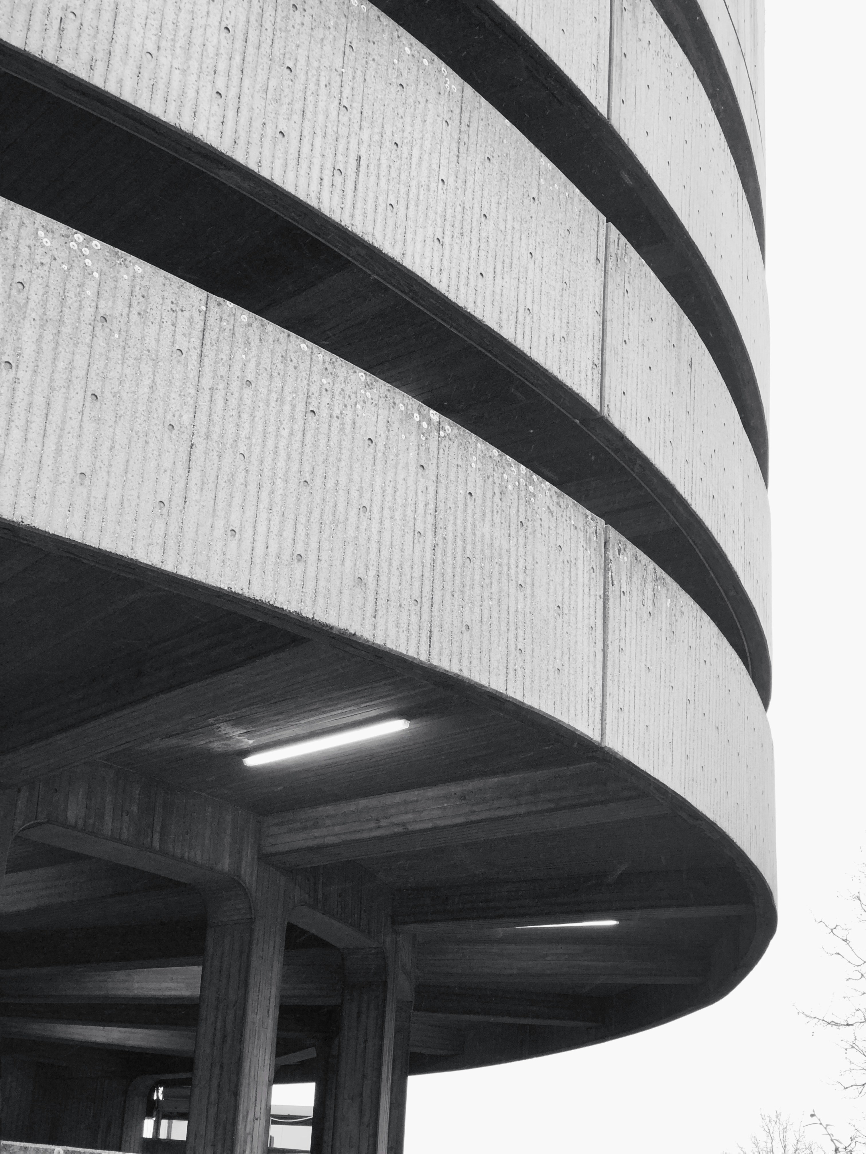 Fotografía en escala de grises de un edificio de hormigón