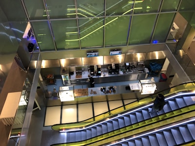 Food-grade lift makanan integrated seamlessly into a hotel dining area