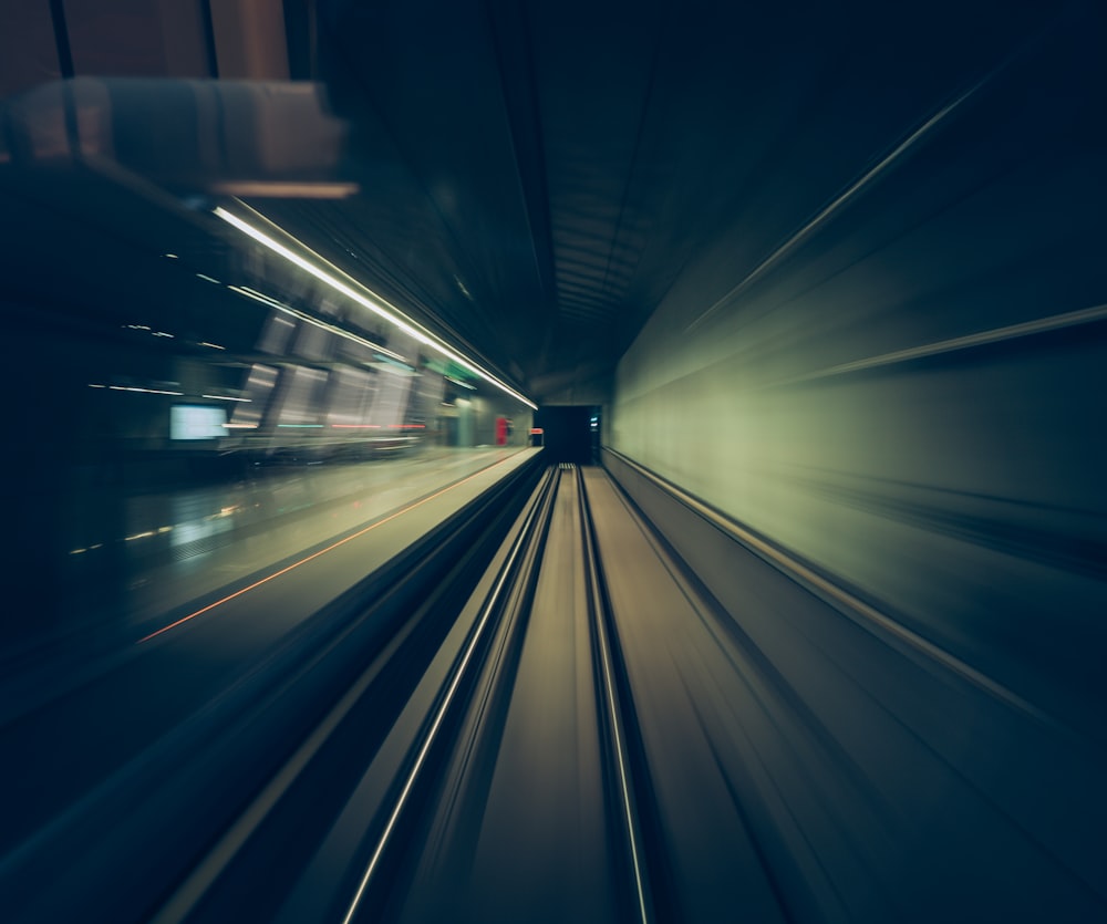 uma foto desfocada de um trem passando por um túnel