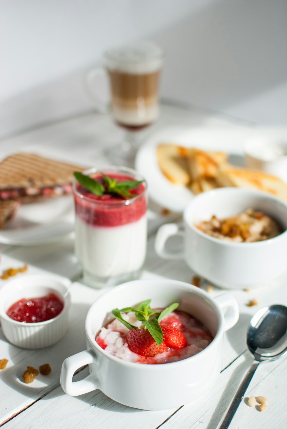 Beeren in weißer Keramiktasse