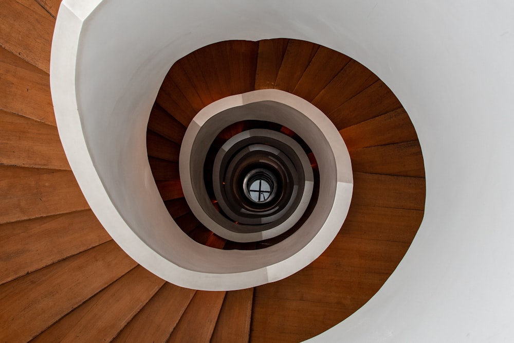 Escalier en colimaçon blanc