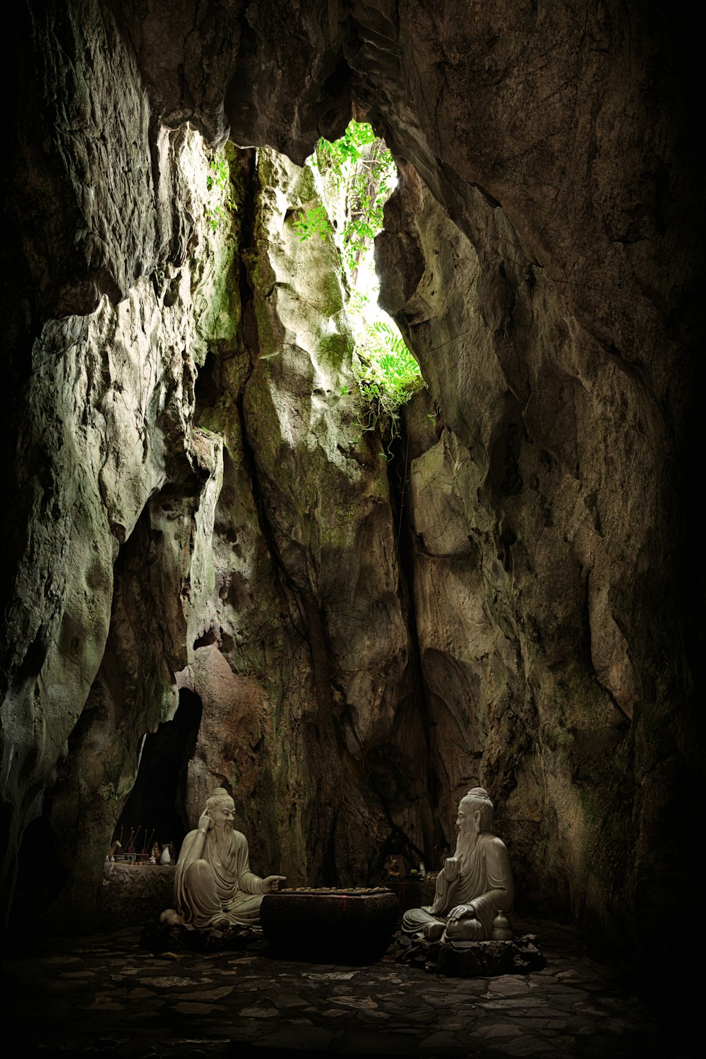 洞窟の中の2つの彫像