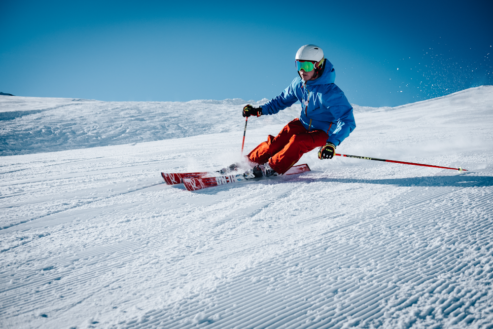 man  skiën op de heuvel bedekt met sneeuw