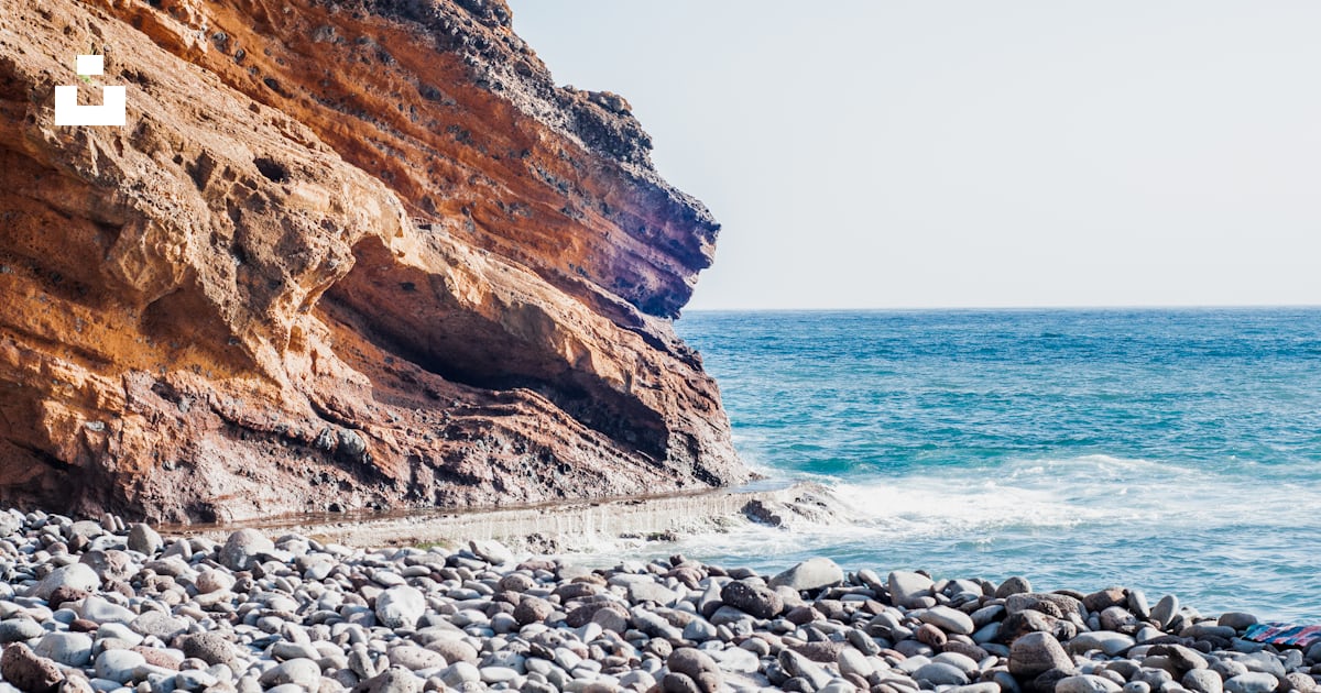 Waves raging on rocks photo – Free Nature Image on Unsplash