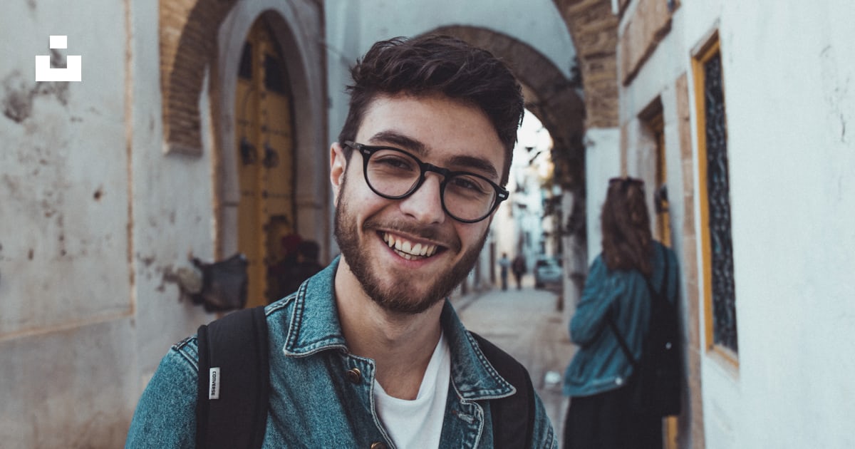 Foto Hombre sonriente de pie cerca del edificio – Imagen Túnez gratis ...