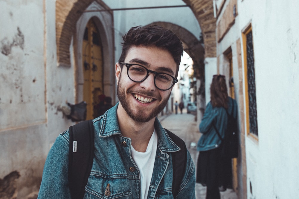 homme souriant debout près du bâtiment