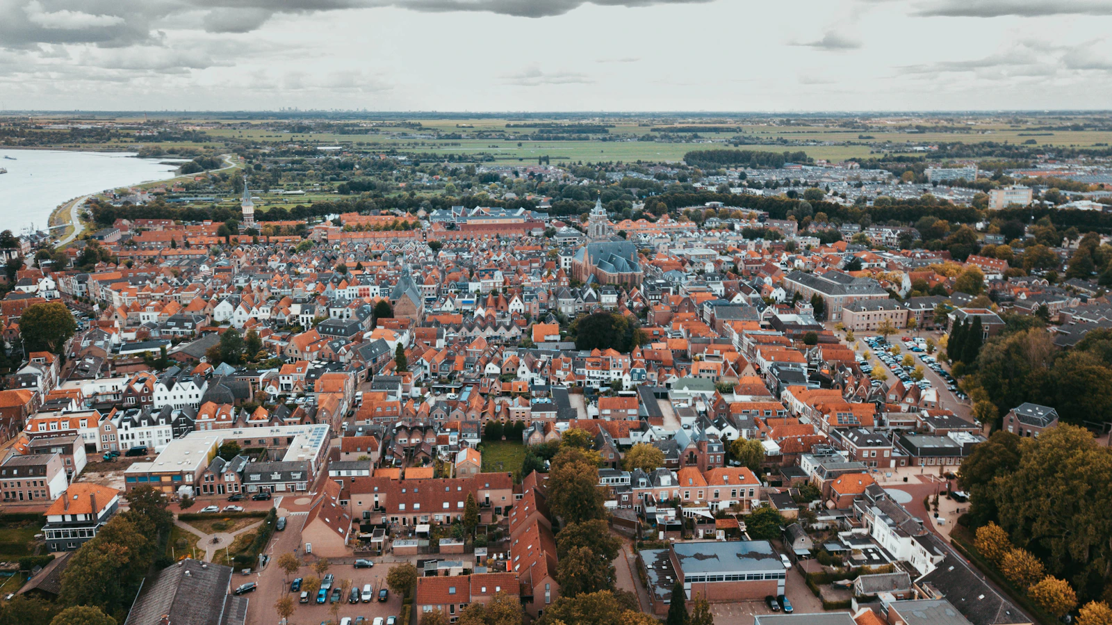 Luchtfoto van de woningen, straten en omgeving van Schoonhoven