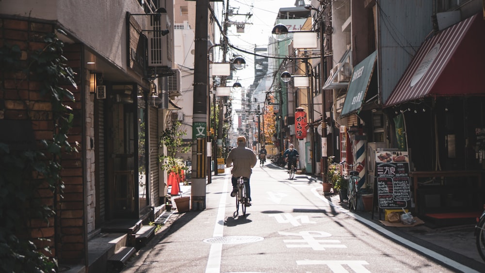 Persona que anda en bicicleta por carretera durante el día