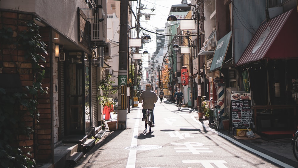 Person, die tagsüber auf der Straße Fahrrad fährt