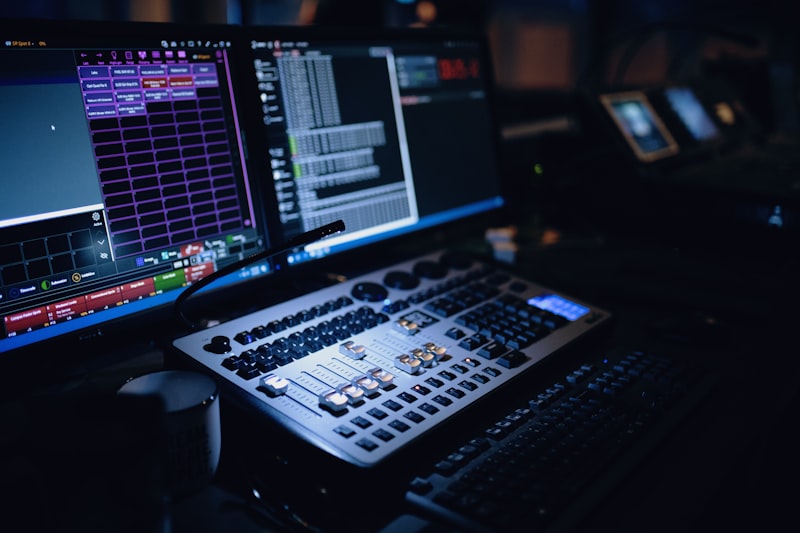 Monitor und Arbeitsstation im Studio