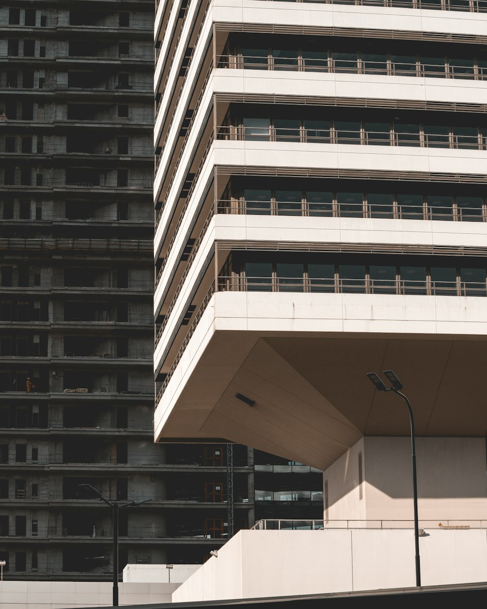 Vista del edificio de gran altura de hormigón blanco