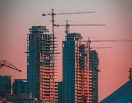 gray building crane photo during sunset