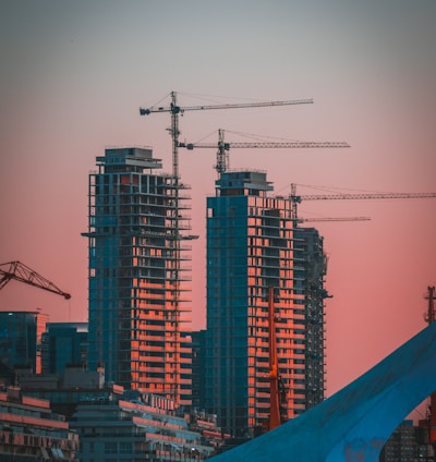 gray building crane photo during sunset