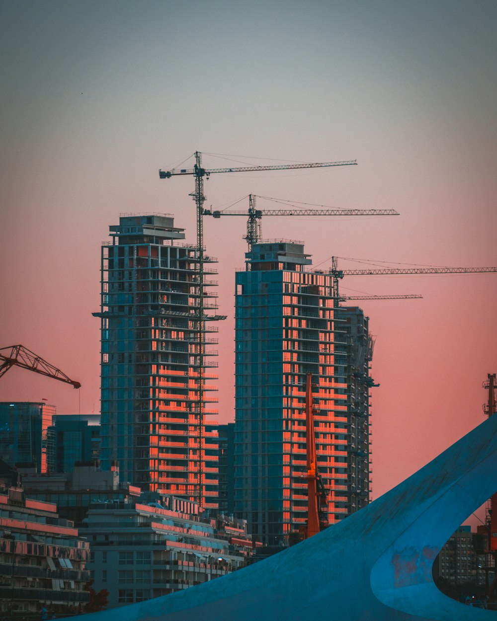 Foto de la grúa de construcción gris durante la puesta del sol