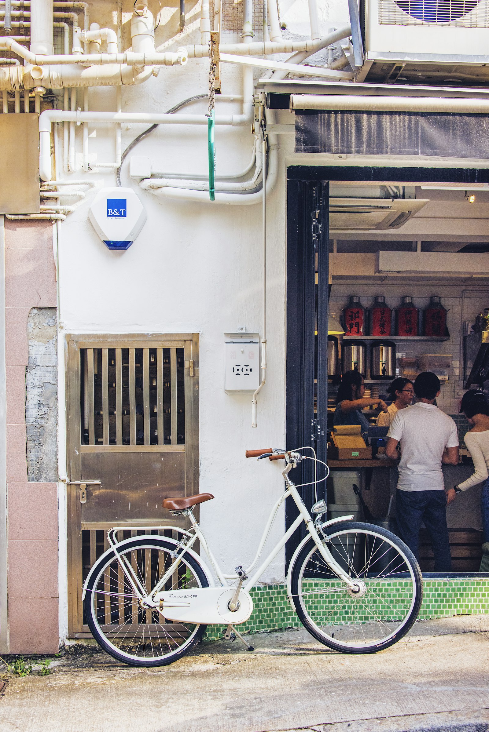 Nikon D810 + Nikon AF-S Nikkor 28-300mm F3.5-5.6G ED VR sample photo. White cruiser bike parked photography